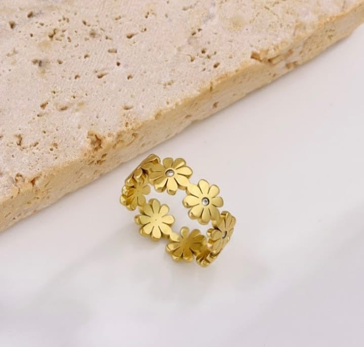 Gold Daisy Flower Band Ring size(7)