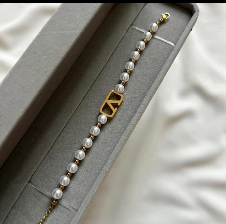 V-Emblem Pearl Bracelet