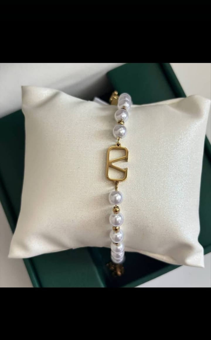 V-Emblem Pearl Bracelet