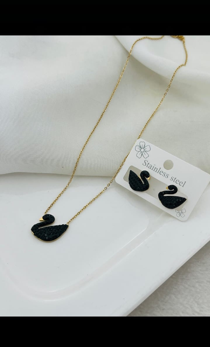Black Swan Pendant Set